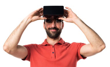 VR gözlük kullanan yakışıklı adam