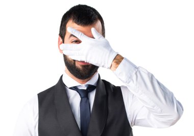 Yüzünü kaplayan lüks garson