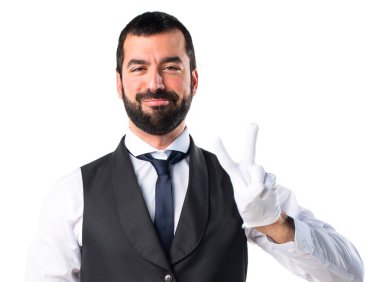 Lüks garson zafer jest yapıyor