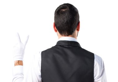 Lüks garson zafer jest yapıyor