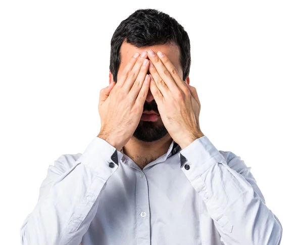 Hombre cubriendo sus ojos — Foto de Stock