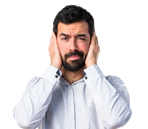 Man die zijn oren bedekt — Stockfoto