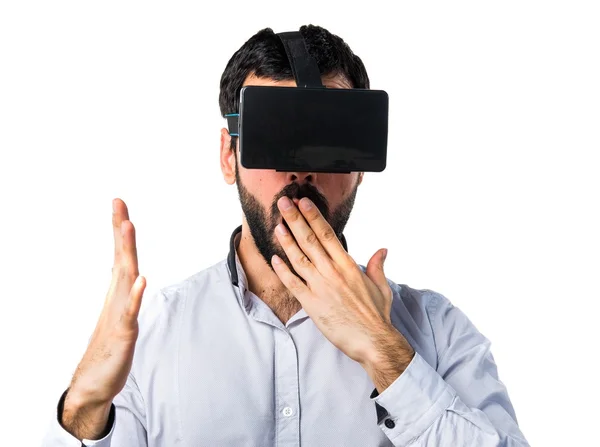 Man met Vr-bril doen verrassing gebaar — Stockfoto