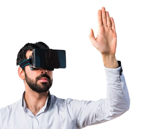 Mann mit VR-Brille berührt transparenten Bildschirm — Stockfoto