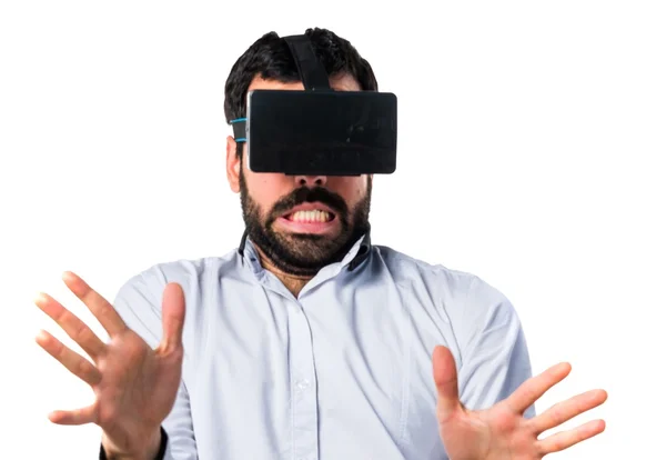 Hombre asustado usando gafas VR — Foto de Stock