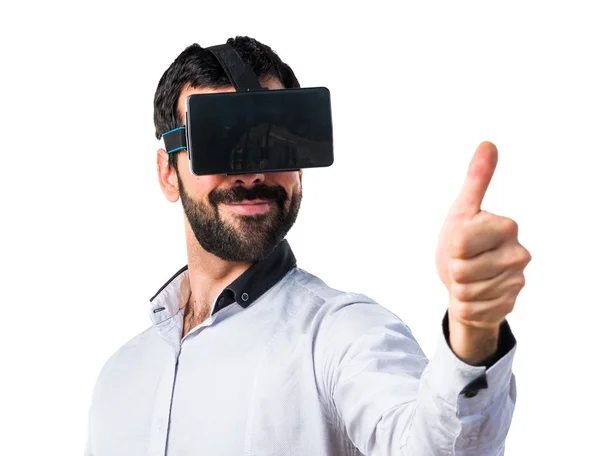 Man met Vr-bril met duim omhoog — Stockfoto