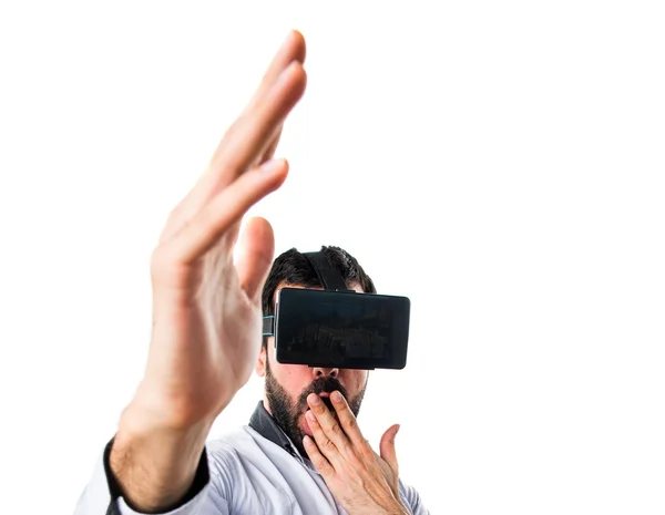 Homem usando óculos VR fazendo gesto surpresa — Fotografia de Stock