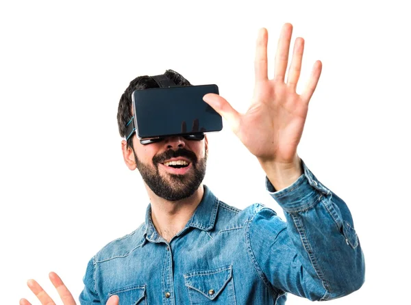 Uomo con occhiali VR che toccano sullo schermo trasparente — Foto Stock