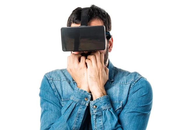 Hombre asustado usando gafas VR — Foto de Stock