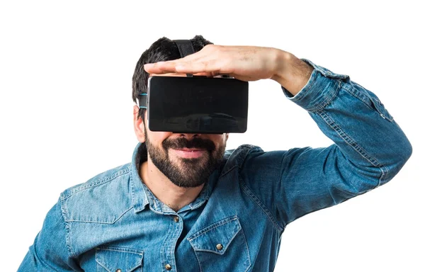 Hombre usando gafas VR mostrando algo — Foto de Stock