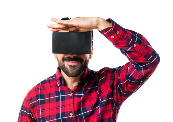 Uomo con occhiali VR che mostrano qualcosa — Foto Stock