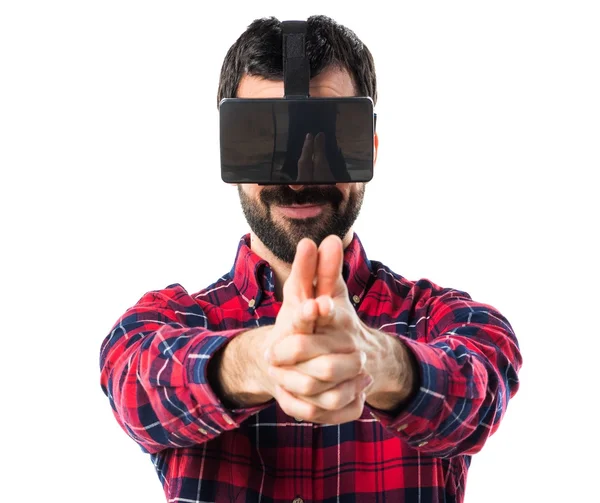 Silah jest yapma Vr gözlük kullanan adam