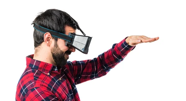 Mann mit Vr-Brille hält etwas — Stockfoto