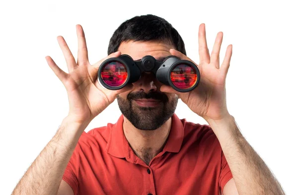 Hombre guapo con prismáticos — Foto de Stock