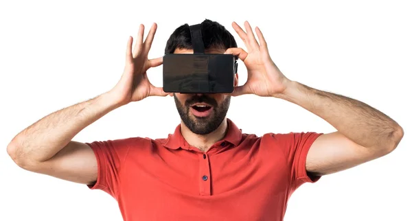 Hombre sorprendido usando gafas VR — Foto de Stock