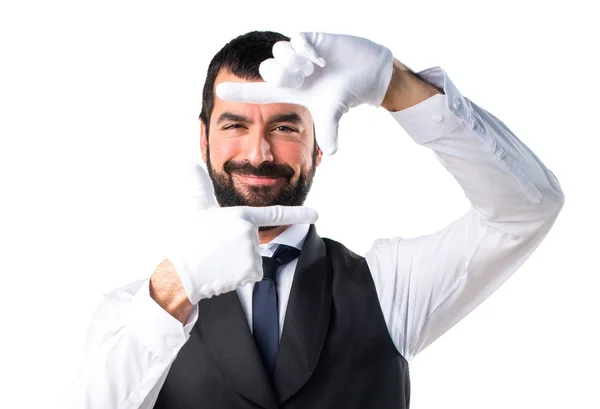 Kelner luksusowych koncentrując się z jego palce — Zdjęcie stockowe