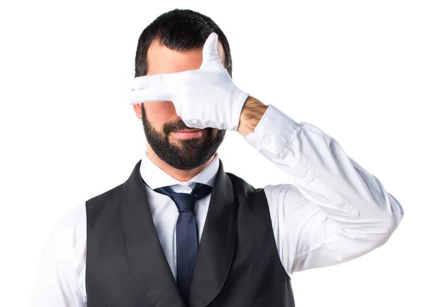 Luxus-Kellner bedeckt seine Augen — Stockfoto
