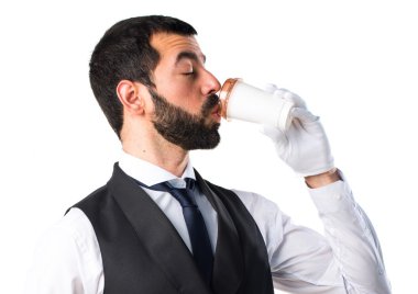 Bir fincan kahve tutan lüks garson