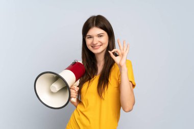 Genç Ukraynalı kız elinde megafonla beyaz arka planda izole edilmiş ve parmaklarıyla 