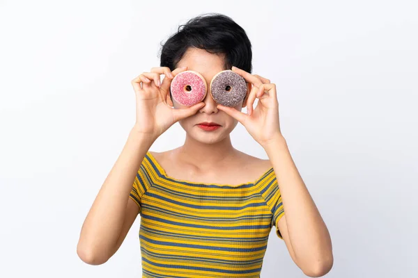 Молодая Азиатка Держит Пончики Глазах Грустным Выражением Лица — стоковое фото