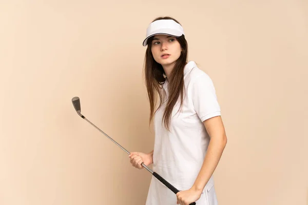 Joven Chica Ucraniana Aislada Sobre Fondo Beige Jugando Golf — Foto de Stock