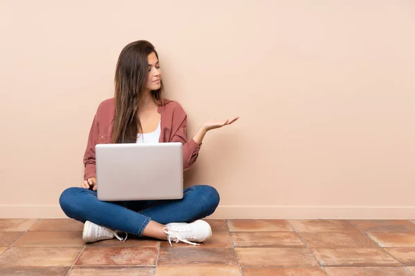 Adolescente Estudiante Chica Sentada Suelo Con Ordenador Portátil Celebración Copyspace — Foto de Stock