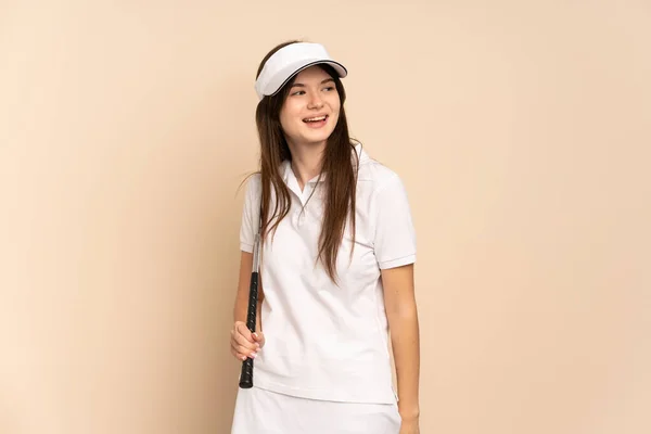 Joven Chica Golfista Ucraniano Aislado Fondo Beige Mirando Lado Sonriendo — Foto de Stock