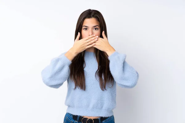 Adolescente Menina Sobre Isolado Branco Fundo Cobrindo Boca Com Mãos — Fotografia de Stock