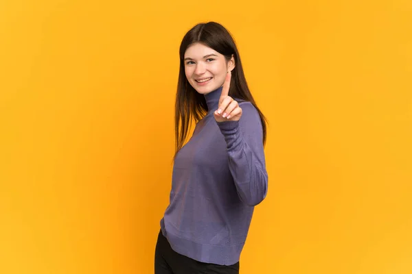 Joven Ucraniana Aislada Sobre Fondo Amarillo Sonriendo Mostrando Signo Victoria —  Fotos de Stock