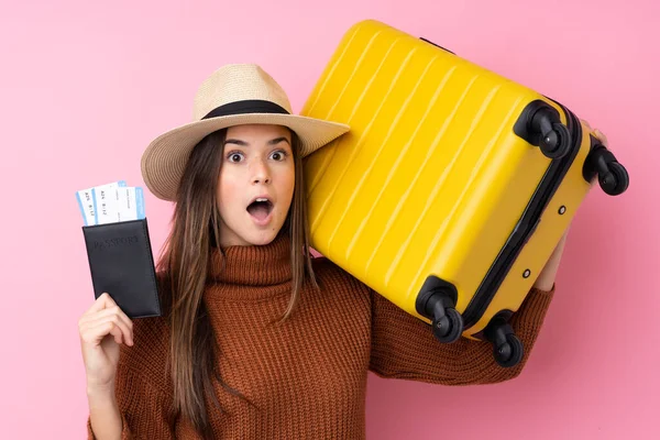 Tiener Meisje Geïsoleerde Roze Achtergrond Vakantie Met Koffer Paspoort Verrast — Stockfoto