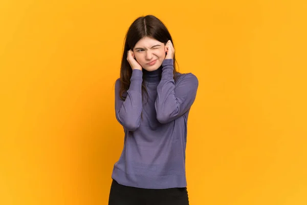 Menina Ucraniana Jovem Isolado Fundo Amarelo Frustrado Cobrindo Orelhas — Fotografia de Stock