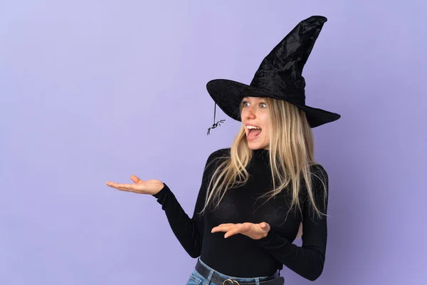 Young Woman Witch Costume Isolated Background Surprise Expression While Looking — Stock Photo, Image