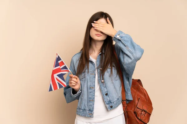 Ein Junges Ukrainisches Mädchen Mit Einer Britischen Flagge Auf Beigem — Stockfoto