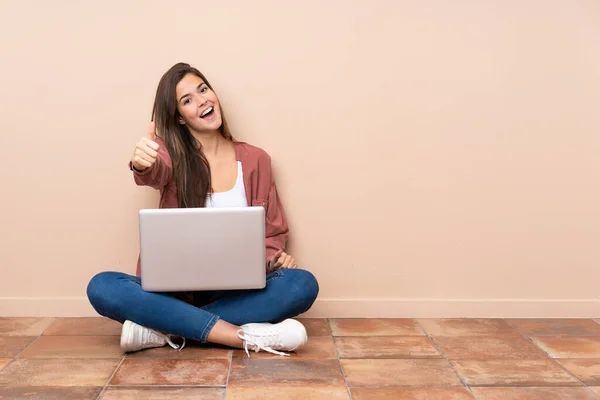 Adolescente Estudiante Chica Sentada Suelo Con Ordenador Portátil Con Los — Foto de Stock