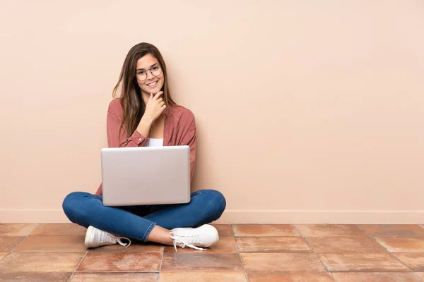 Adolescente Estudiante Chica Sentada Suelo Con Ordenador Portátil Con Gafas — Foto de Stock