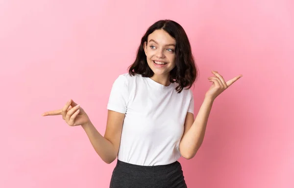 Teenager Ukrajinská Dívka Izolované Růžovém Pozadí Ukazující Prstem Laterály Šťastný — Stock fotografie