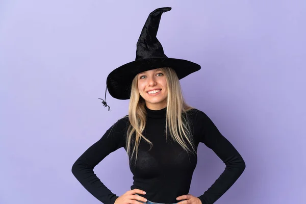 Jeune Femme Avec Costume Sorcière Sur Fond Isolé Posant Avec — Photo