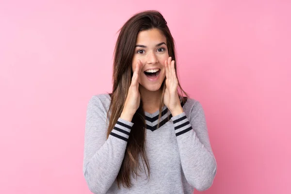 Adolescente Chica Sobre Aislado Rosa Fondo Gritando Con Boca Abierta —  Fotos de Stock