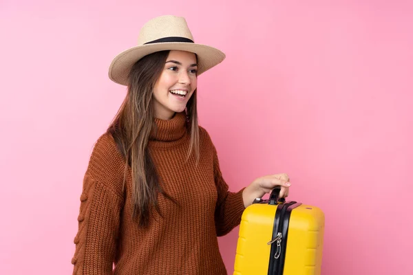 Teenager Mädchen Über Isolierten Rosa Hintergrund Urlaub Mit Reisekoffer Und — Stockfoto