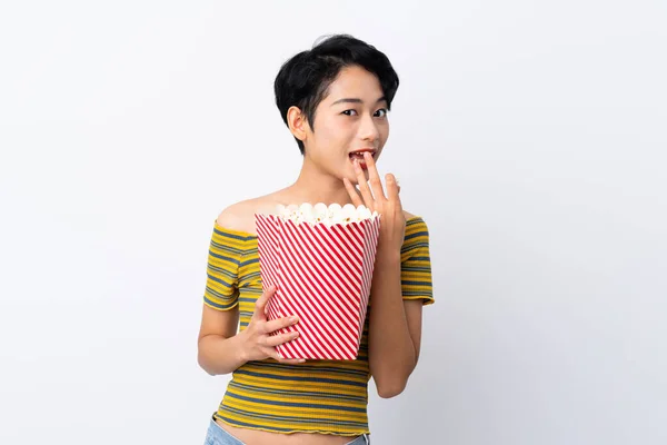 Mladá Asijská Dívka Drží Velký Kbelík Popcornů — Stock fotografie