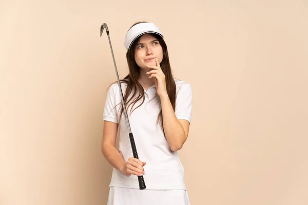 Joven Ucraniano Golfista Chica Aislado Beige Fondo Teniendo Dudas Pensando — Foto de Stock