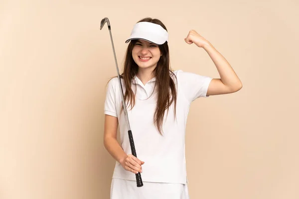 Jovem Ucraniana Golfista Menina Isolado Fundo Bege Fazendo Gesto Forte — Fotografia de Stock