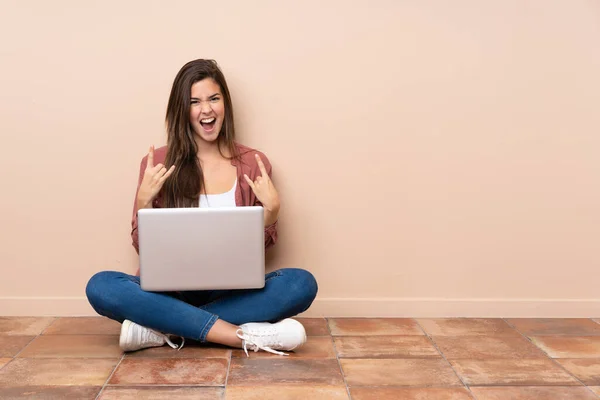 Adolescente Estudiante Chica Sentada Suelo Con Ordenador Portátil Haciendo Gesto — Foto de Stock