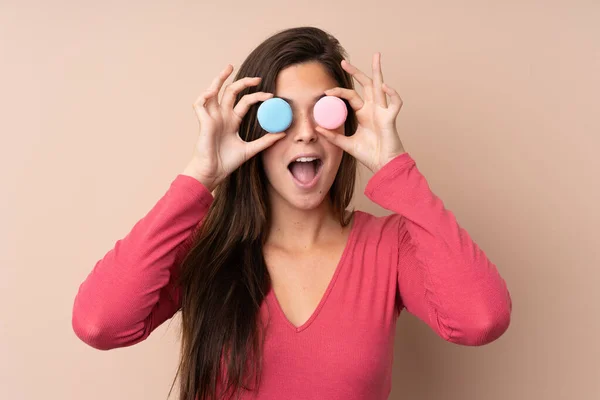 Adolescente Chica Sobre Aislado Fondo Celebración Colorido Francés Macarrones Con — Foto de Stock