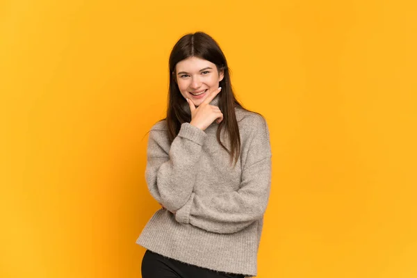Mladá Ukrajinská Dívka Izolované Žlutém Pozadí Šťastný Usmívající — Stock fotografie