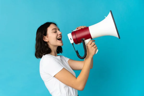 Tiener Oekraïense Meisje Geïsoleerd Witte Achtergrond Schreeuwen Door Een Megafoon — Stockfoto