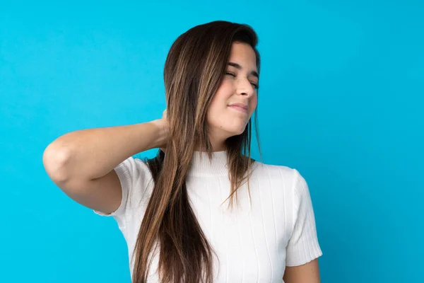 Teenager Mädchen Über Isolierten Blauen Hintergrund Mit Nackenschmerzen — Stockfoto
