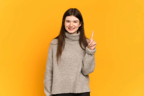 Mladá Ukrajinská Dívka Izolované Žlutém Pozadí Ukazuje Zvedá Prst Znamení — Stock fotografie