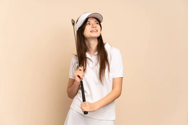 Menina Ucraniana Jovem Isolado Fundo Bege Jogar Golfe Olhando Para — Fotografia de Stock