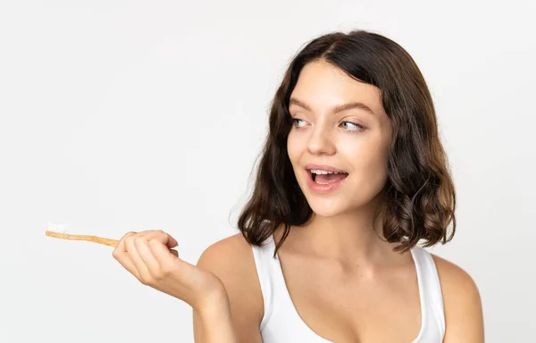 Nastolatka Ukraińska Dziewczyna Odizolowany Białym Tle Szczoteczką Zębów Zaskoczony Wyraz — Zdjęcie stockowe